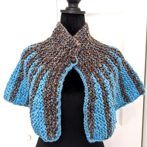 🍁🧶HANDMADE knit capelet.. Unique,  warm and cozy..